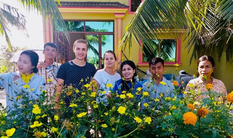 Eliza_Stage_Cambodge