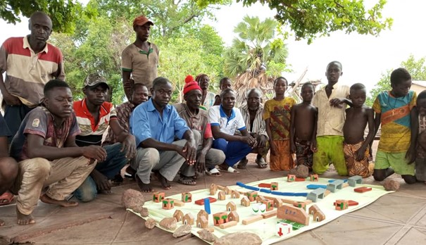 Diagnostic villageois au moyen d’une maquette interactive lors du projet GIRACC au Bénin. La participation de toute la communauté dès l’étape initiale des projets est primordiale pour un bon partage des bénéfices du projet. Même si seul un nombre réduit de paysans pilotes prendra le risque de tester de nouvelles pratiques, l’apprentissage qui en ressortira pourra bénéficier à l’ensemble de la communauté.