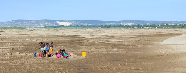 Enfants cherchant de l’eau en creusant dans le lit du fleuve Fiherena (1) Analyse Lila Norolalaina RANDRIANANDRASANA
