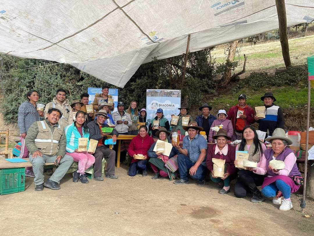 Manon colabora con la asociación «Diaconía», una organización sin ánimo de lucro que tiene un gran peso en la vida rural de la zona (sobre todo en lo que respecta a la venta de semillas).