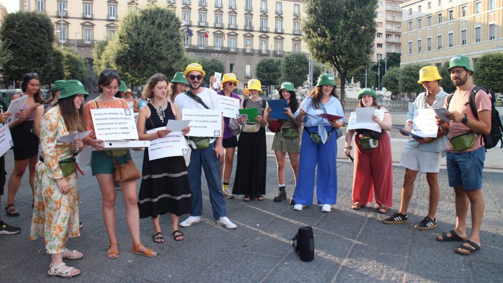 The future we want - action de sensibilisation contre la fast fashion en rue