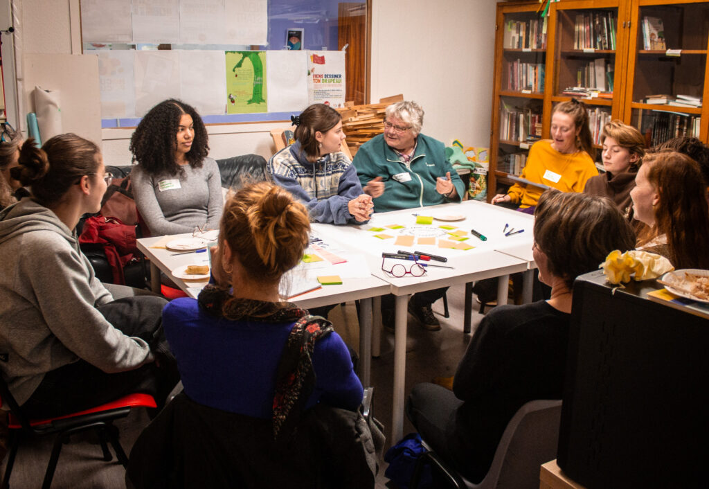 Forum ouvert - table ronde, avec gens qui discutent