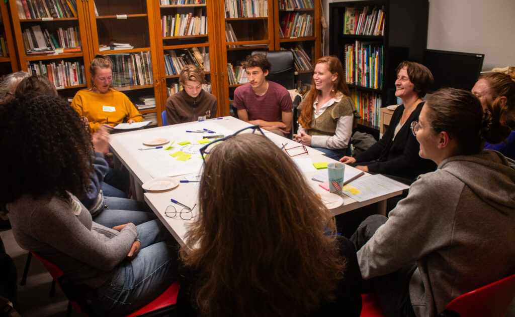 Forum ouvert - table ronde, avec gens qui discutent