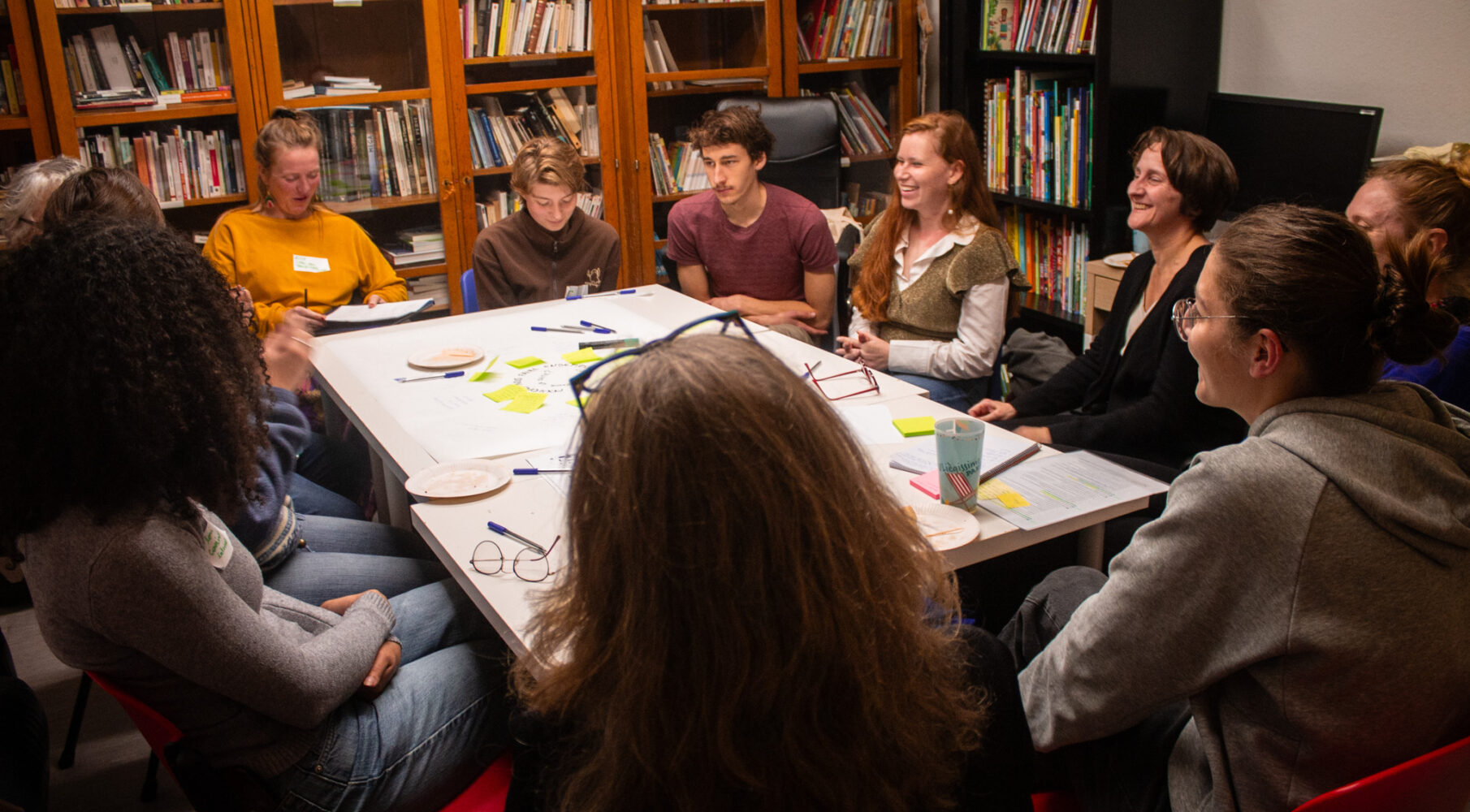 Forum ouvert - table ronde, avec gens qui discutent