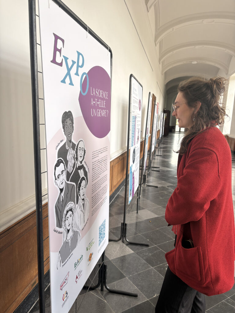Expo la science a-t-elle un genre - collectif Zherot - Ucoopia - Gembloux Agro-Bio Tech. Une exposition sur les inégalités de genre dans la science. Personne qui regarde l'expo. 