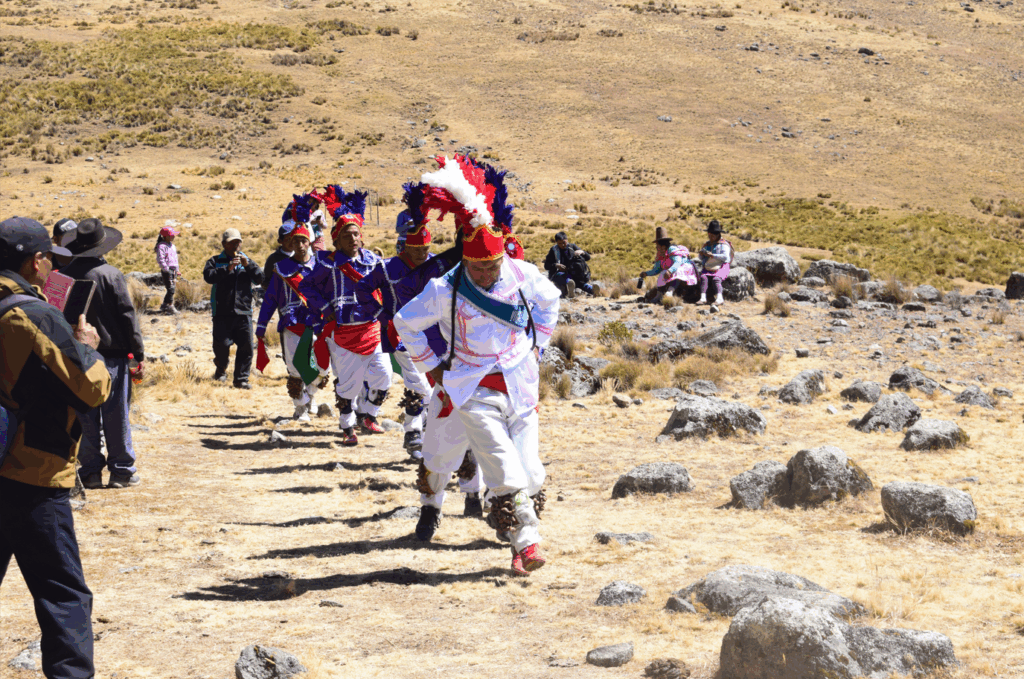 Des hommes en tenue traditionnelle effectuent un rituel